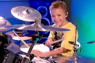 Let's play the drums! Just beat it!